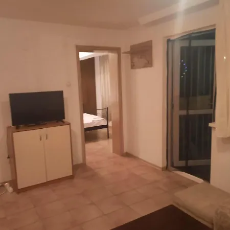 Entire House With Private Garden And Garage بيت للعطل *