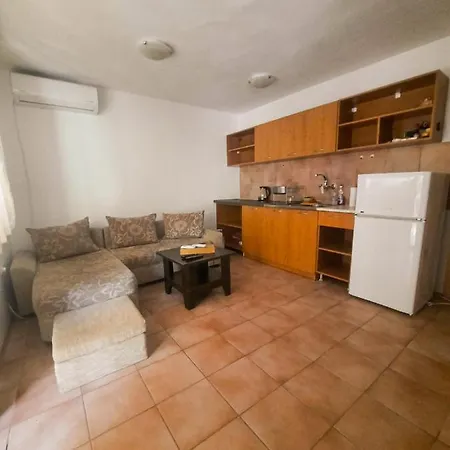 Entire House With Private Garden And Garage بيت للعطل *