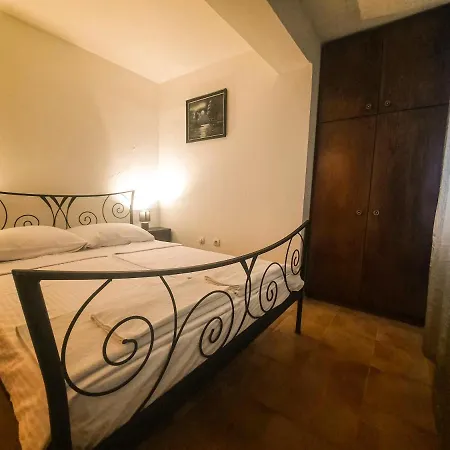 Entire House With Private Garden And Garage بيت للعطل *